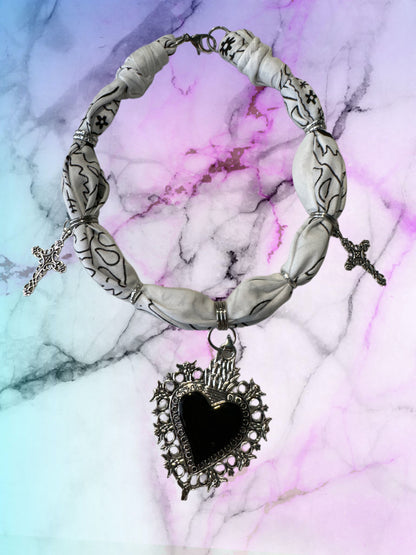 Choker bianco cuore sacro e croci argento